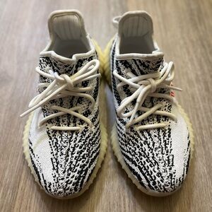 Adidas Yeezy Boost 350 V2
Zebra size 4.5 men/ 6 women